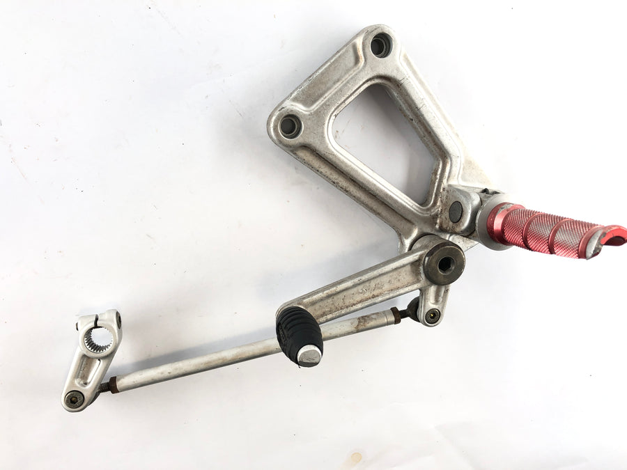Ducati 900 SS [1993] - Footrestraste del conducente a sinistra con supporto e leva degli ingranaggi