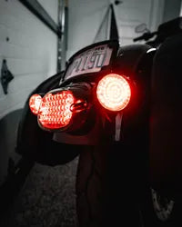 Harley Davidson Fxsts [CUSTOM DYNAMICS] – Flache LED-Rückleuchte