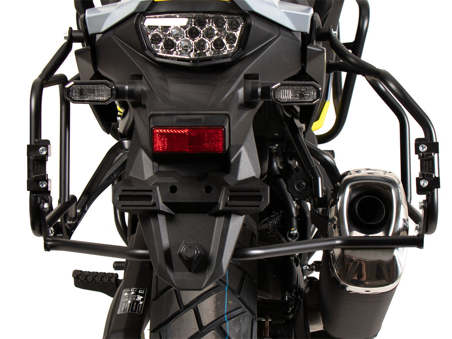 Suzuki V-Strom 800 DE [2023-2026] - Portapacchi Set Cutout nero incl. Set di borse laterali Xplorer Cutout argento