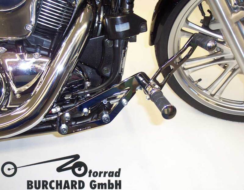 Kawasaki Vn 900 [BURCHARD EXCELLENCE] - vorverlegte Fußrastenanlage mit ABE, +17 cm, Kawasaki VN 900 Classic /Custom, Sundance glatt, schwarz glänzend