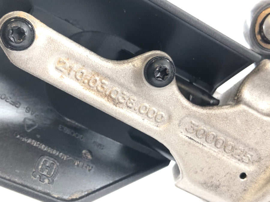 Husqvarna 701 VITPIlen [2018] - Piede del conducente a sinistra con supporto e leva degli ingranaggi