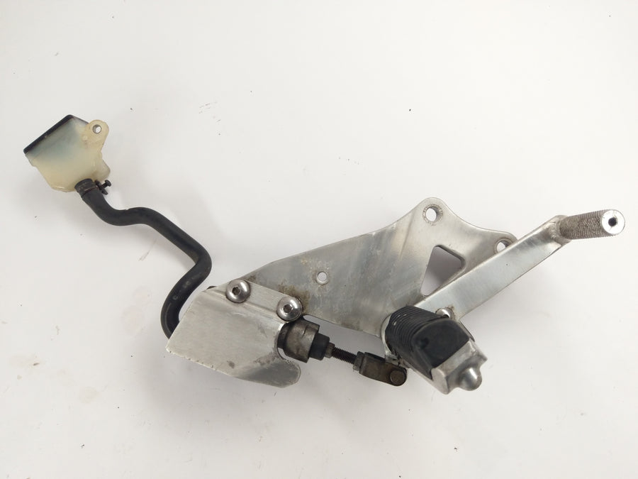 Suzuki GSXR 1100 Gv73a [1992] - poggiapiedi con supporto a destra e pompa del freno