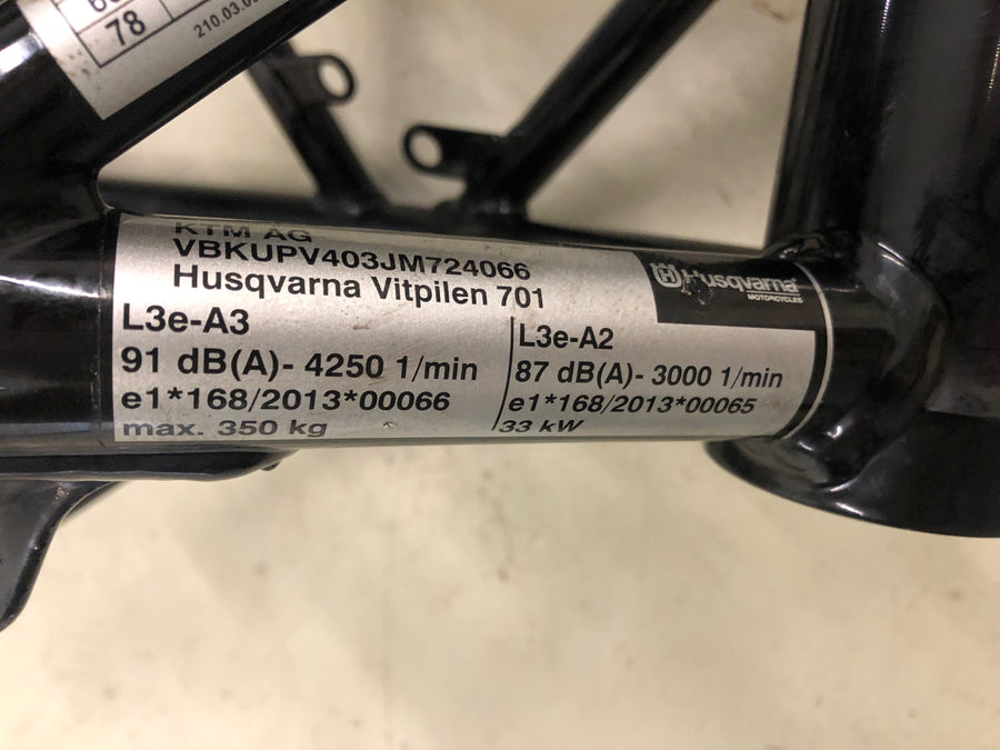 Husqvarna 701 Vitpilen [2018] - Frame with papers