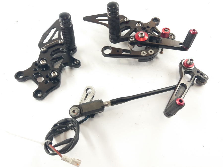 Aprilia RSV4 1000 RK [2010] - Sistema di poggiapiedi MTP Racing con orologi a commutazione Quickshifter