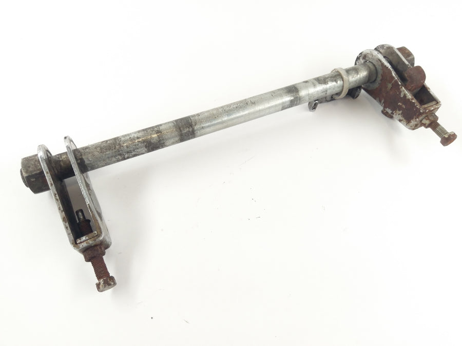 Benelli 504 Sport [1979] - Hinterachse mit Kettenspanner