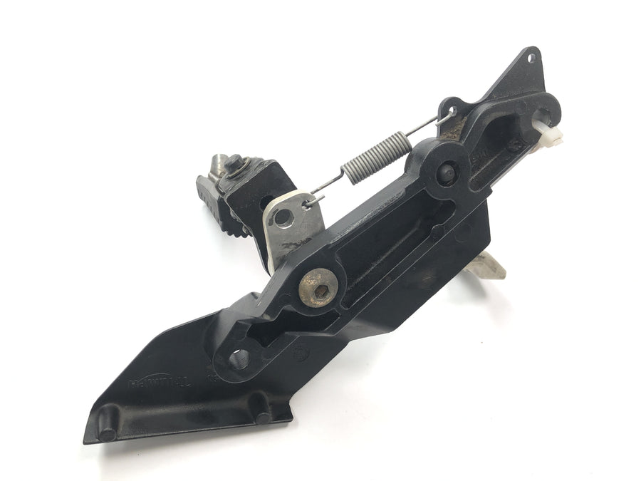 Triumph Daytona 900 T300 [1996] - Footrest system footrest right with shift pedal