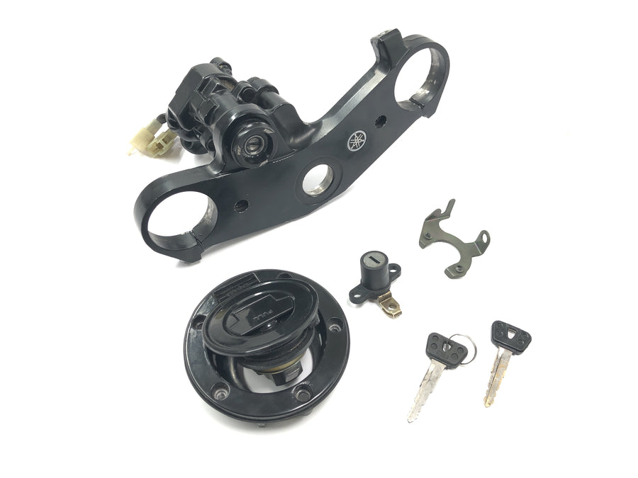 Yamaha YZF R1 RN04 [2001] - Set serrature con blocchetto di accensione, tappo serbatoio, bloccasterzo, ponte forcella superiore