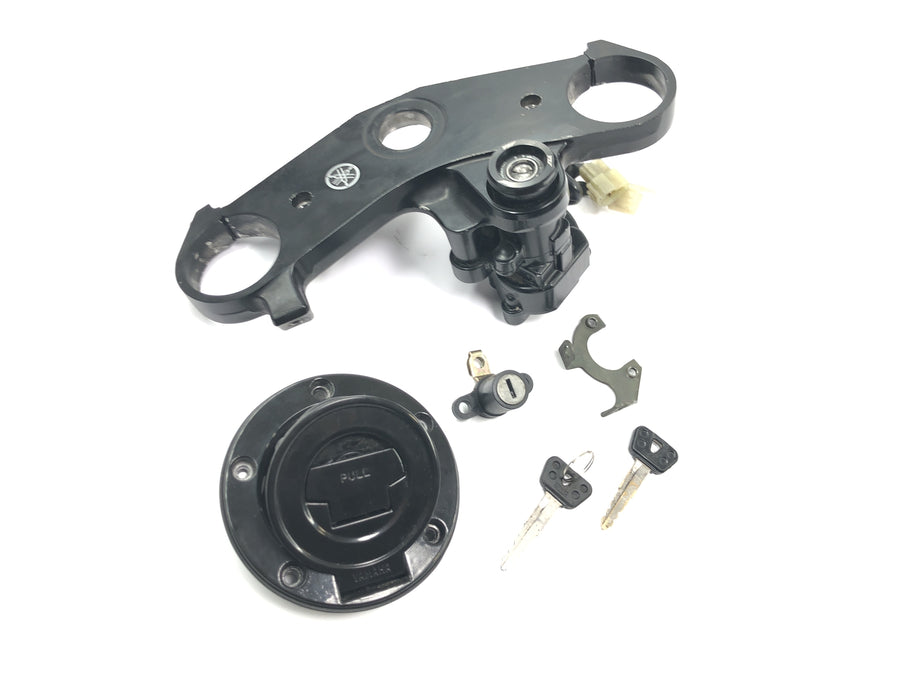 Yamaha YZF R1 RN04 [2001] - Set serrature con blocchetto di accensione, tappo serbatoio, bloccasterzo, ponte forcella superiore