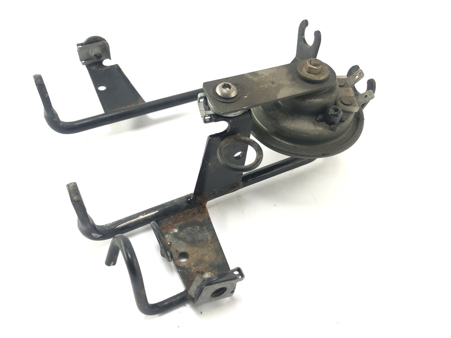 Yamaha XT 125X [2004] - Front fairing bracket with horn