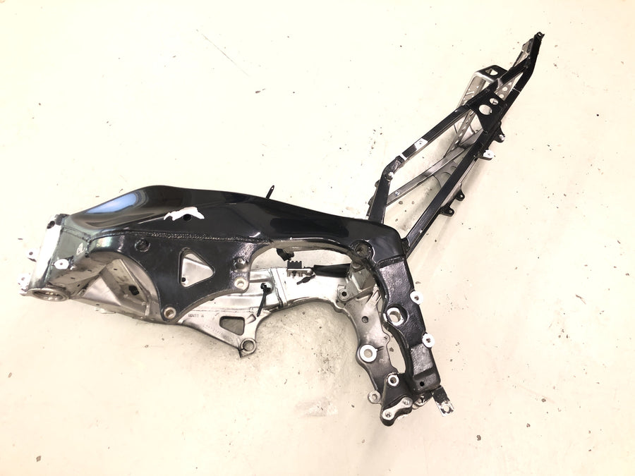 Yamaha YZF R1 RN04 [2001] - Telaio principale con documenti