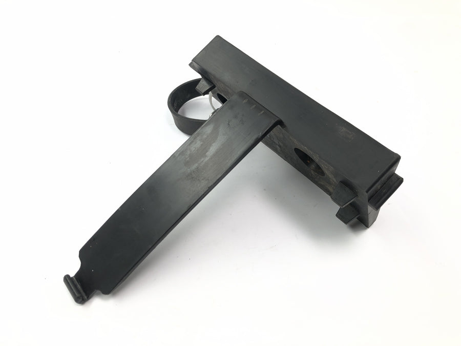 Triumph Speed ​​Triple T509 [1998] - Battery holder bracket retaining plate