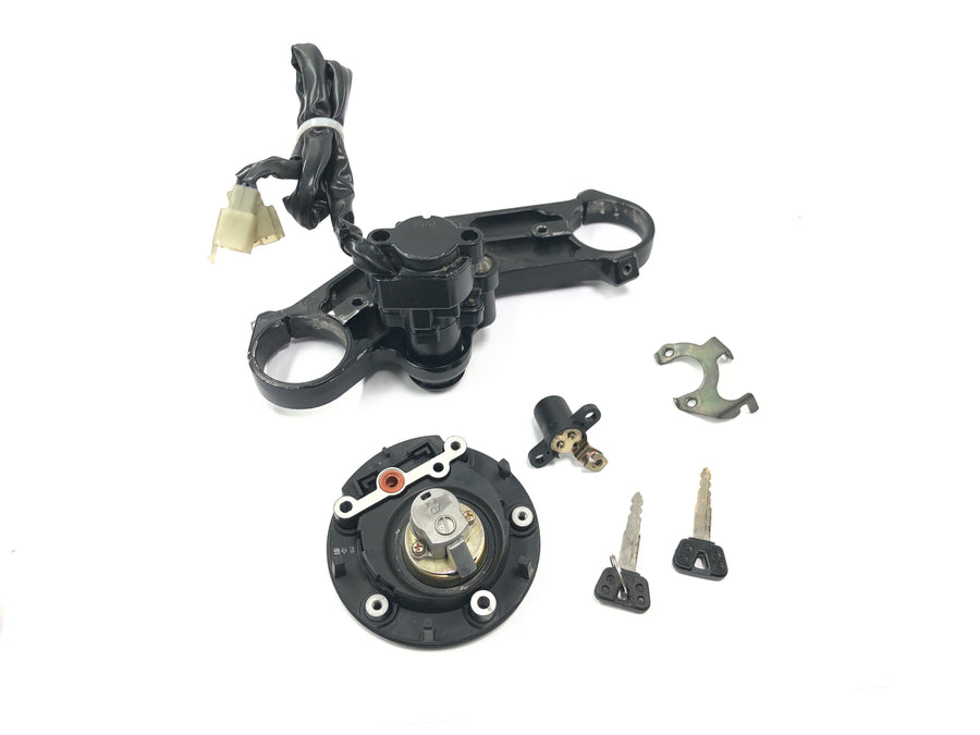 Yamaha YZF R1 RN04 [2001] - Set serrature con blocchetto di accensione, tappo serbatoio, bloccasterzo, ponte forcella superiore