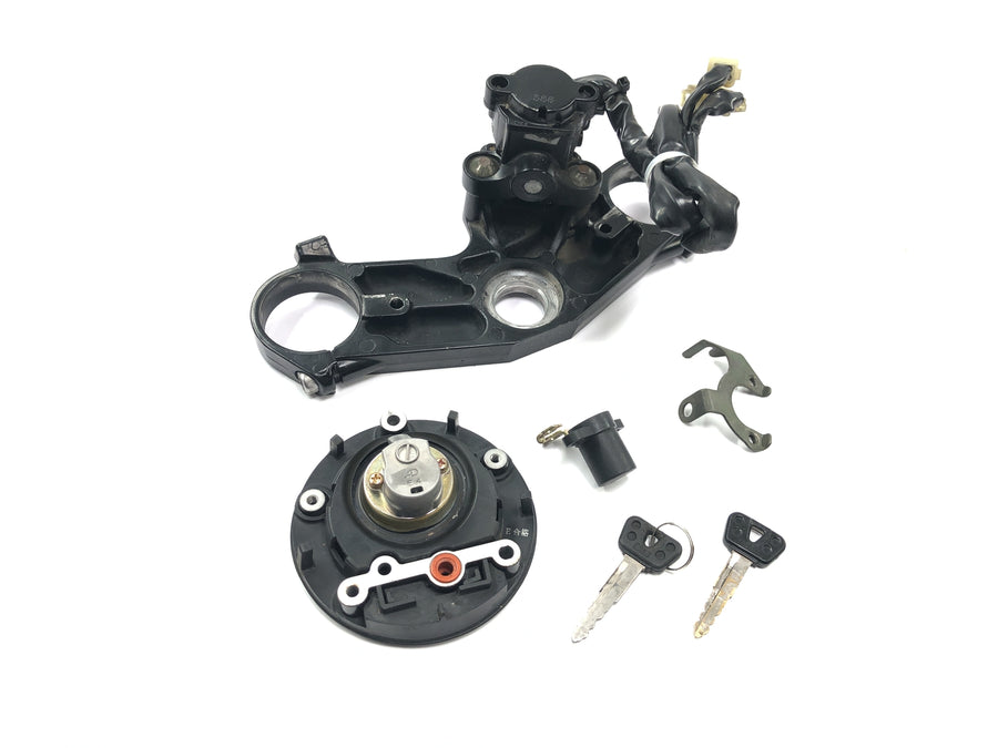 Yamaha YZF R1 RN04 [2001] - Set serrature con blocchetto di accensione, tappo serbatoio, bloccasterzo, ponte forcella superiore