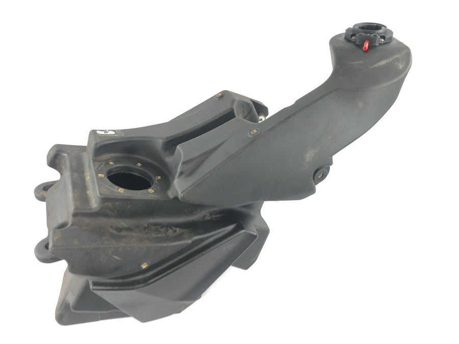 Husqvarna TR 650 Strada A8 [2012] - Primo piano del serbatoio in plastica del serbatoio della benzina