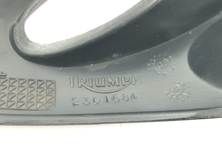 Triumph Tiger 955i 709EN [2003] - Copertura laterale carenatura anteriore staffa freccia