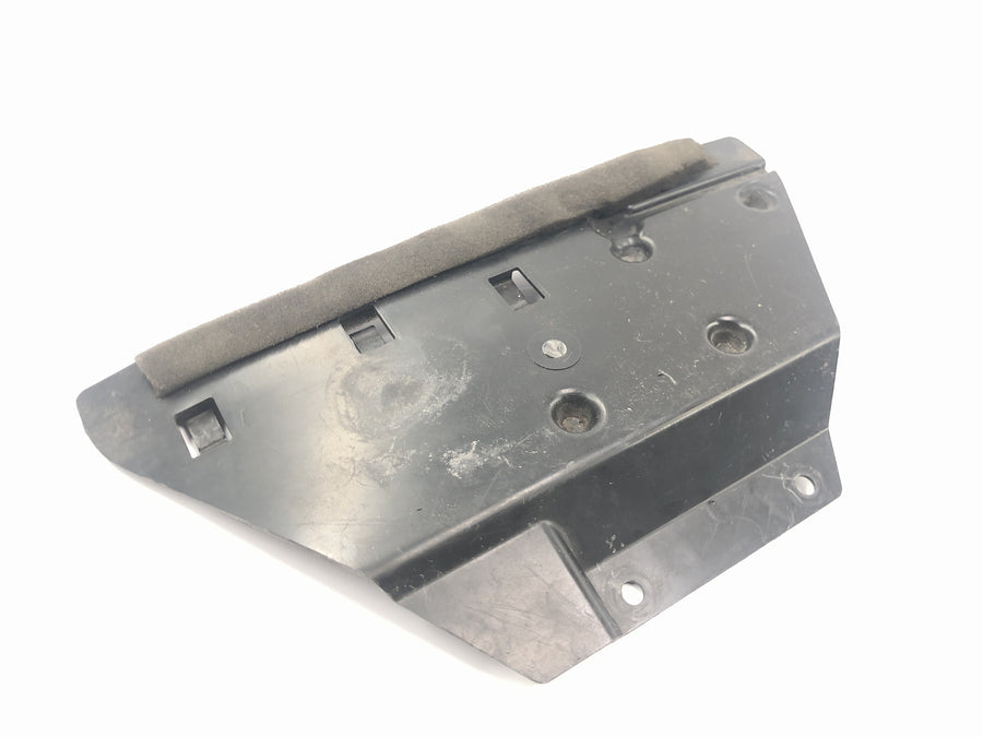 Yamaha YZF R1 RN04 [2001] - Engine cover ignition coil mount bracket