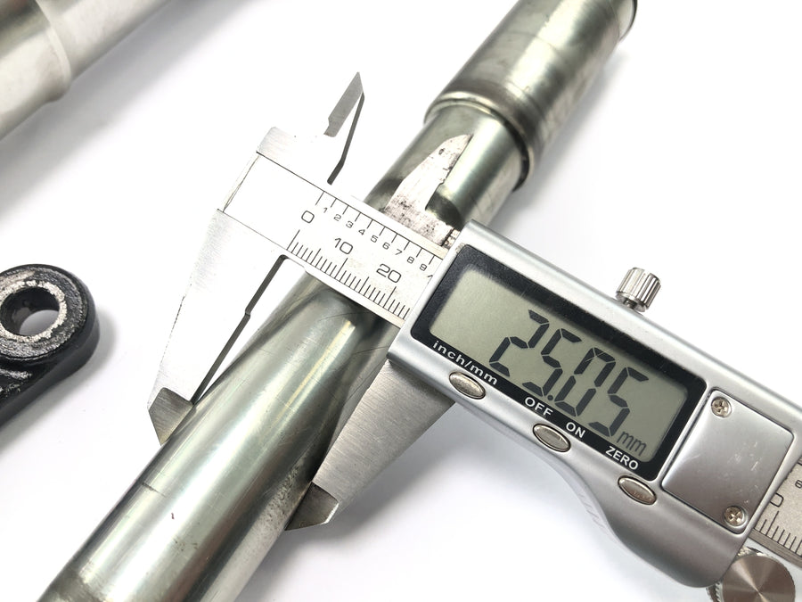 Triumph Speed ​​Triple T509 [1998] - Telescopic fork with axle