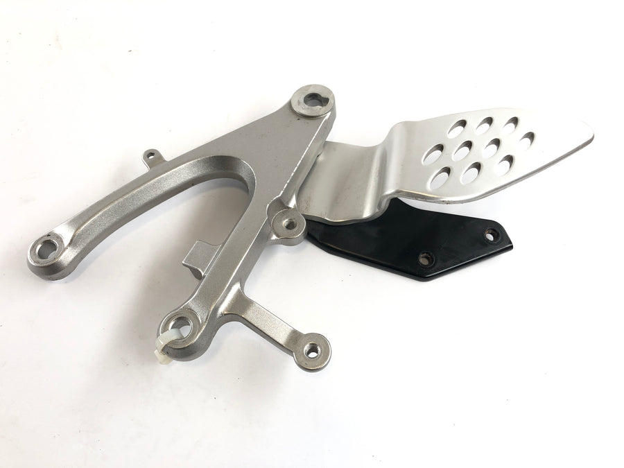 Yamaha YZF R1 RN12 [2005] - Footrest holder right