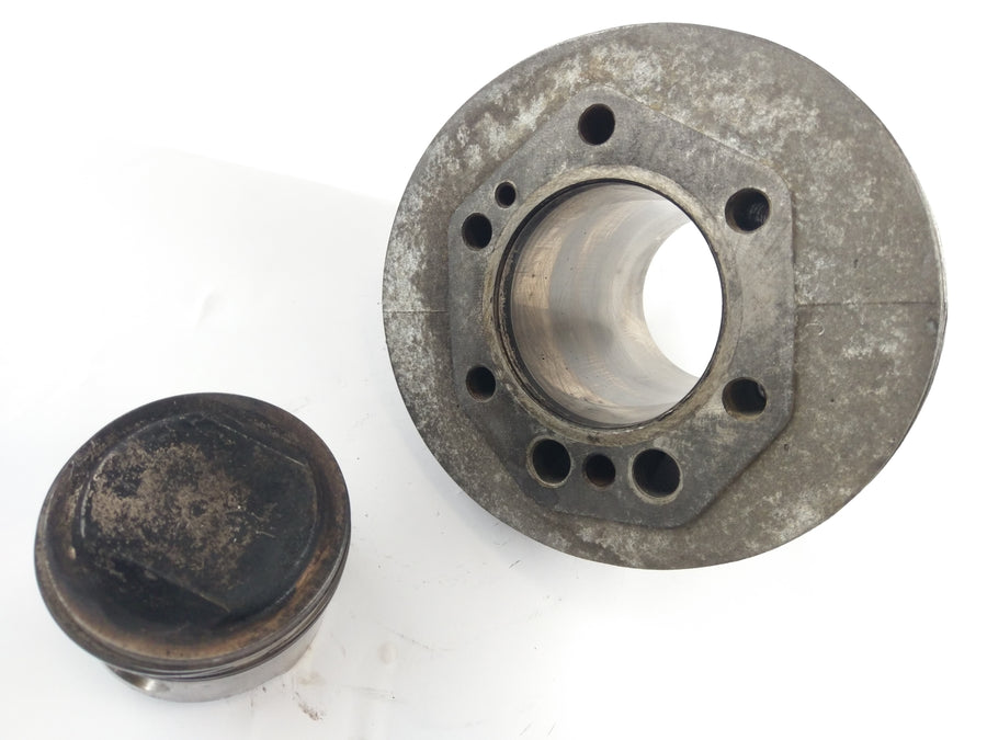 Moto Guzzi V7 Special [1970] - Cylinder with piston