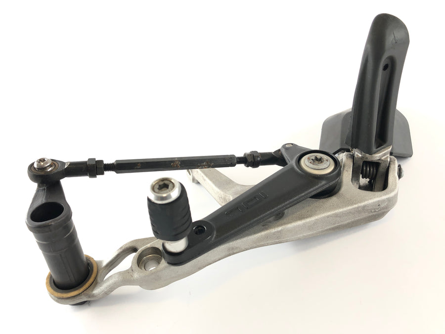 Husqvarna 701 VITPIlen [2018] - Piede del conducente a sinistra con supporto e leva degli ingranaggi
